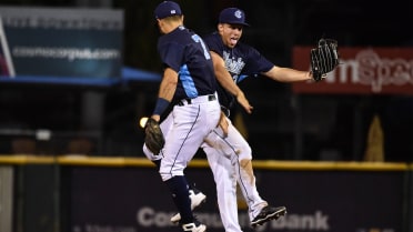 Hooks Gain Ground on SA