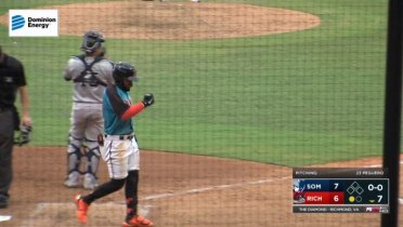 Heliot Ramos slugs an opposite field dinger