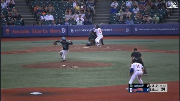 Brooklyn's Álvarez blasts two-run homer