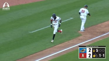 Cruz crushes homer for Curve