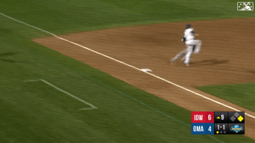 Pratto throws out runner at third