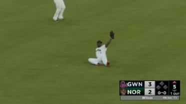 Bourn makes diving catch for Tides