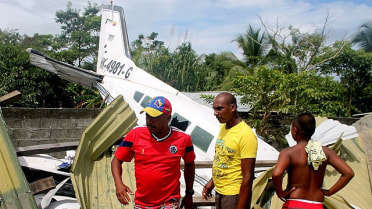 Ex-Bucs infielder Galvez killed in plane crash