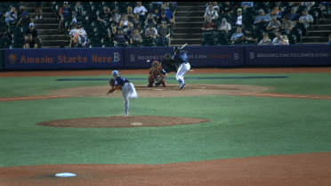 Brooklyn's Álvarez cranks leadoff homer