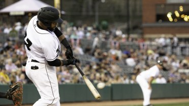 Pena's RBI single walks it off in 11 innings