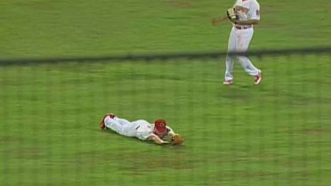 Memphis' Bader makes diving catch