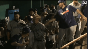 Lee blasts solo shot for Hooks