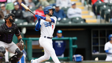 Dodgers Hit Four Homers in 11-2 Win