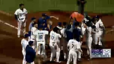 Dodgers' Garlick whacks walkoff dinger