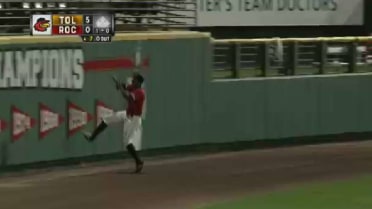 Rochester's Cordino makes terrific running grab