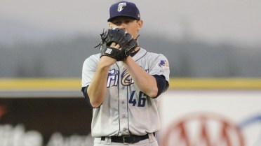 Storm's Lauer shines in pitchers' duel
