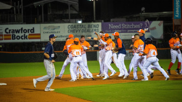 Lee Delivers Walk-Off in Extras