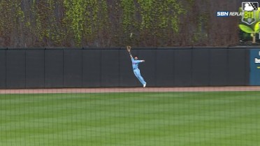 DaShawn Keirsey makes an incredible leaping catch