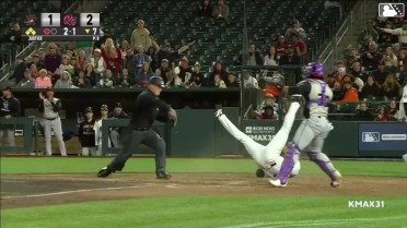 Yanquiel Fernández nabs runner attempting to score