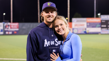 She said yes! Mariners prospect puts unique twist on ballpark proposalÂ