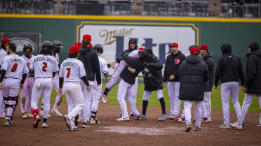 Valenzuela delivers rainy walkoff winner in 10th, 1-0
