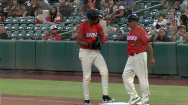 Kelvin Hidalgo hits an RBI single