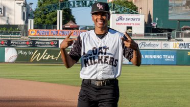 Catlett, Hidalgo Propel Grizzlies to Another 5-3 Win