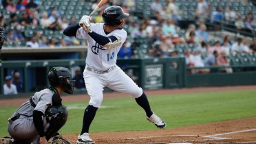 Hooks Break Through in Eighth for Series Lead