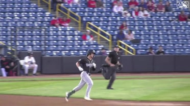 Max Muncy swats an opposite-field home run