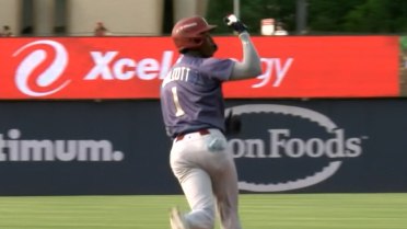 Sebastian Walcott's two-home run game