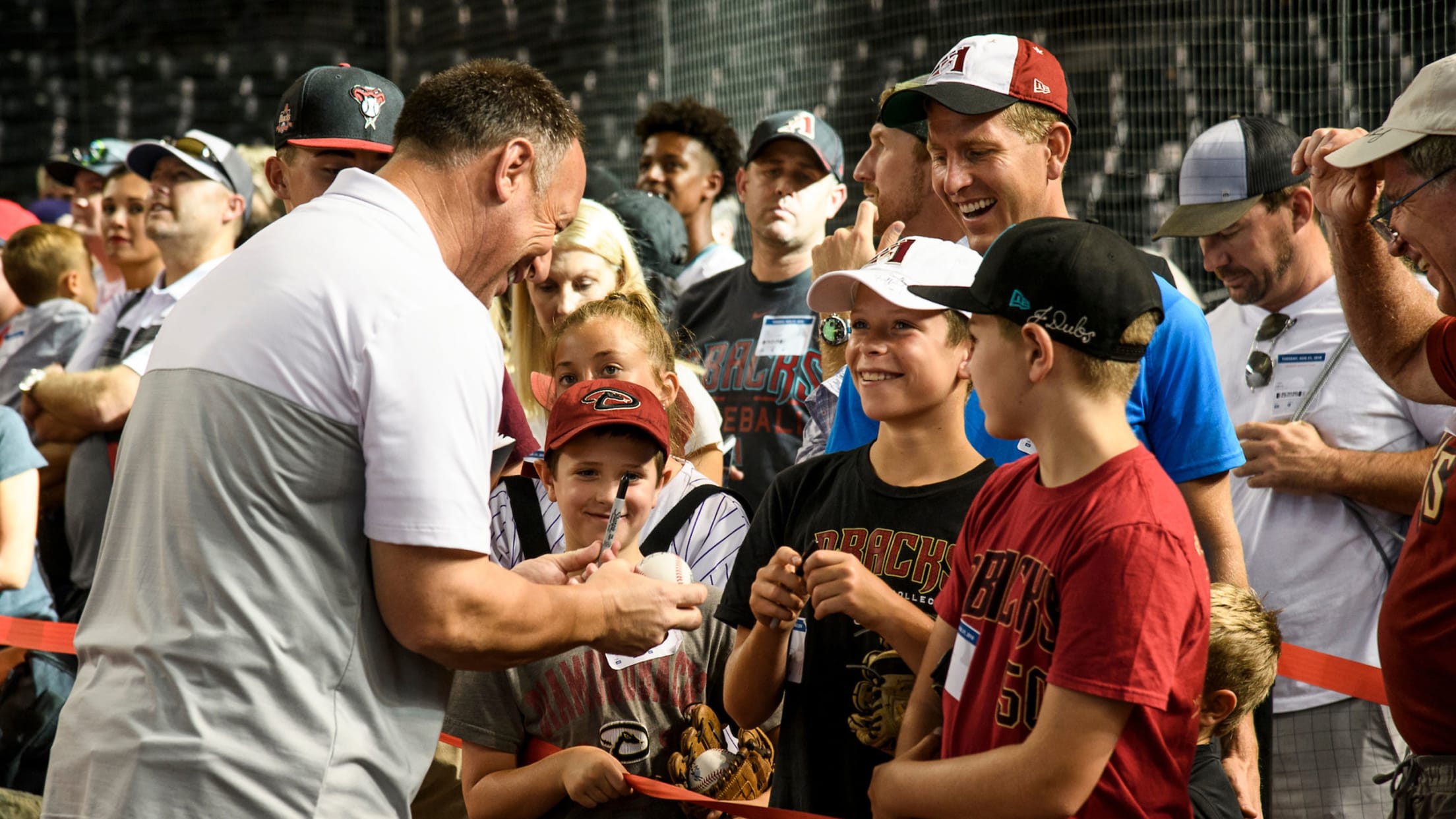 Luis Gonzalez signing autographs