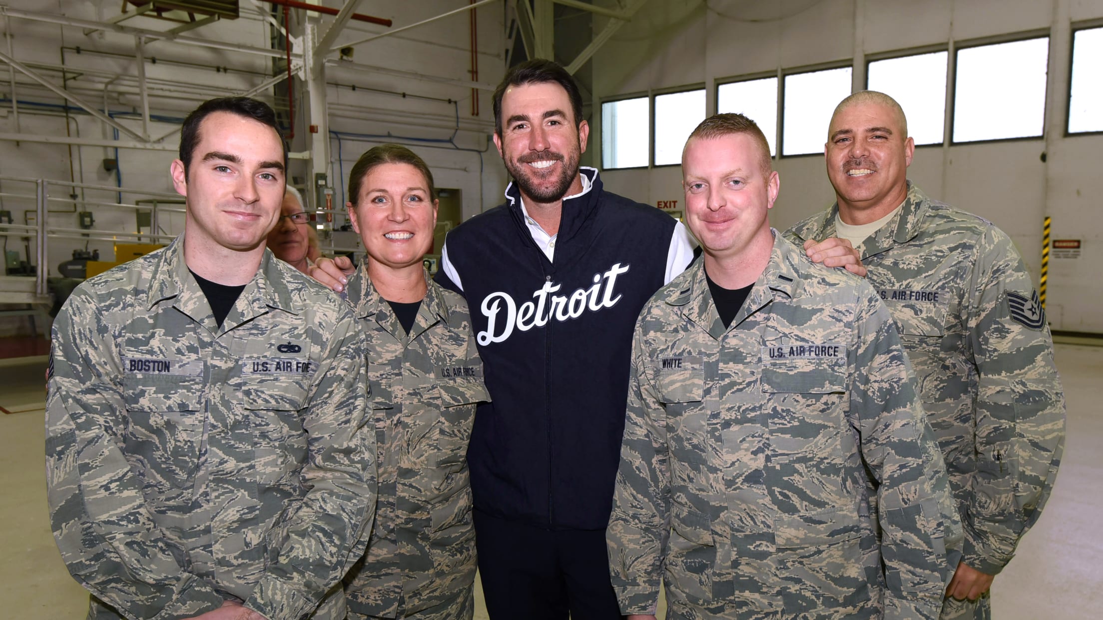 Justin Verlander takes a picture with United States service members.