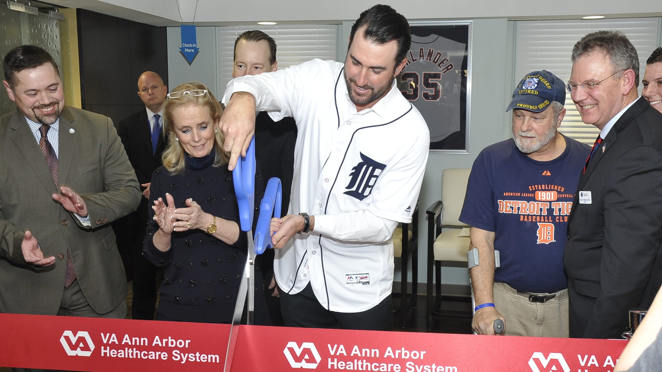Justin Verlander cuts a ribbon at the Ann Arbor Veterans Affairs.