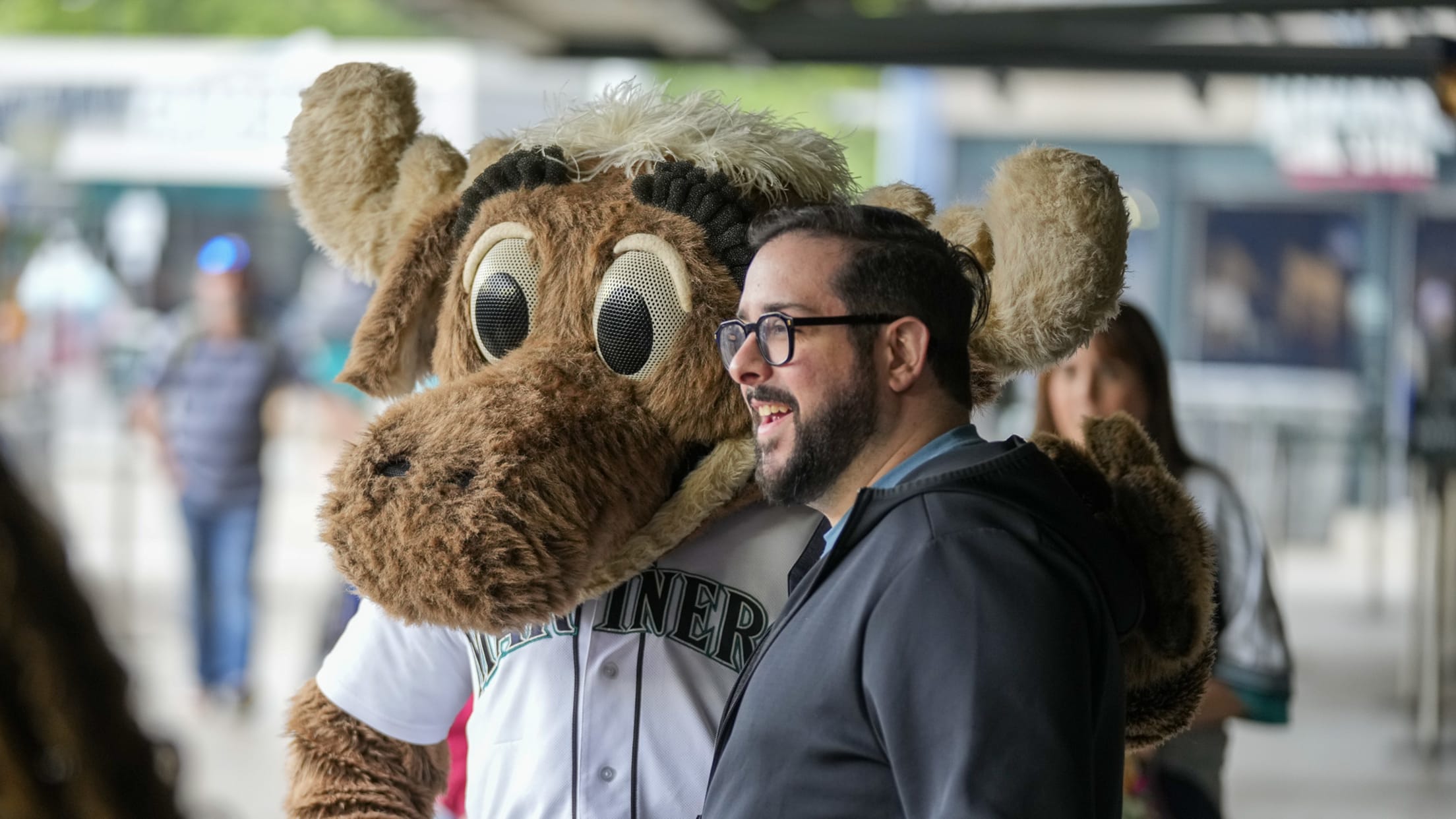 Fan taking photo with the Mariner Moose.