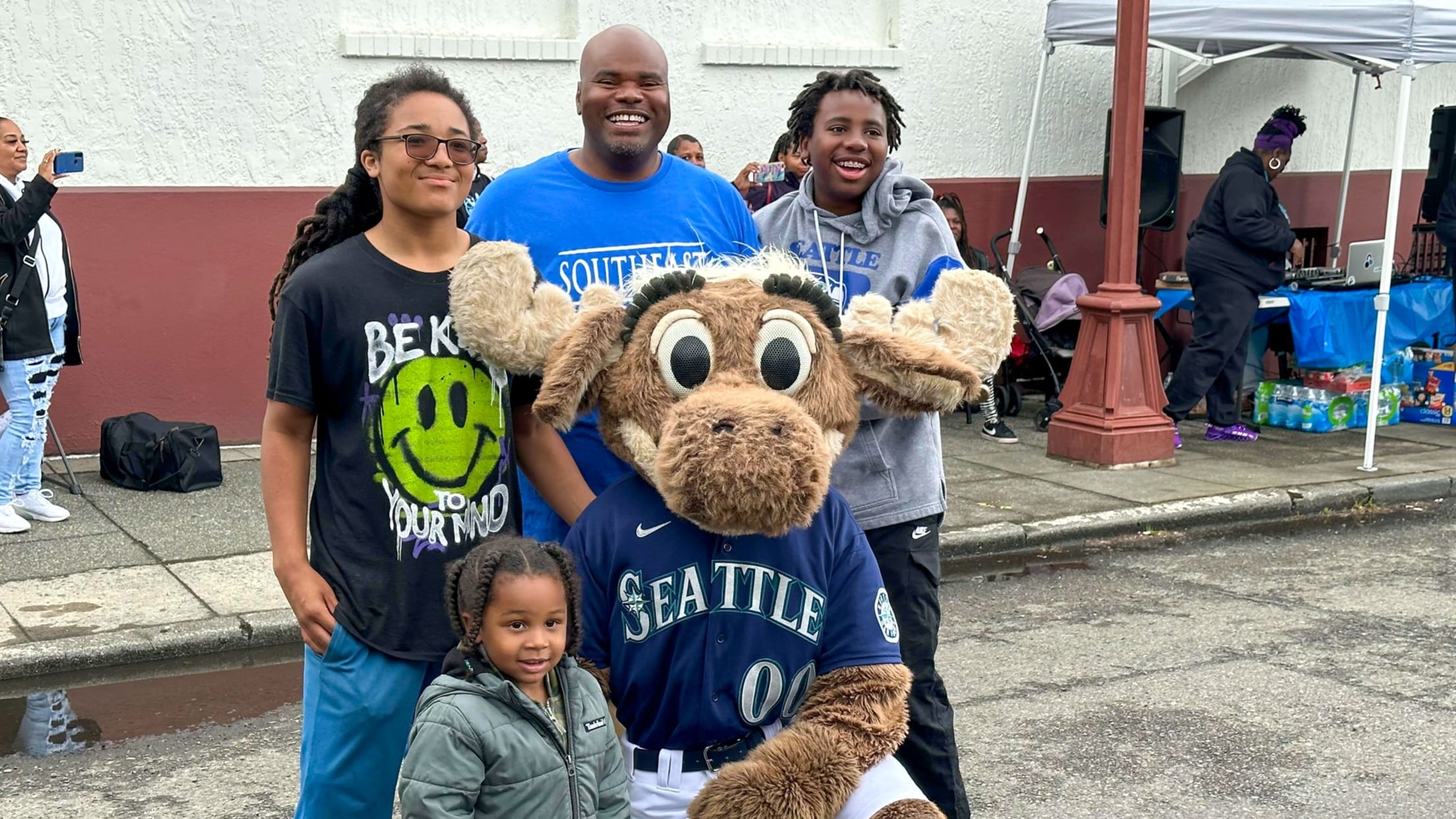 Image of Mariner Moose posing with a family.