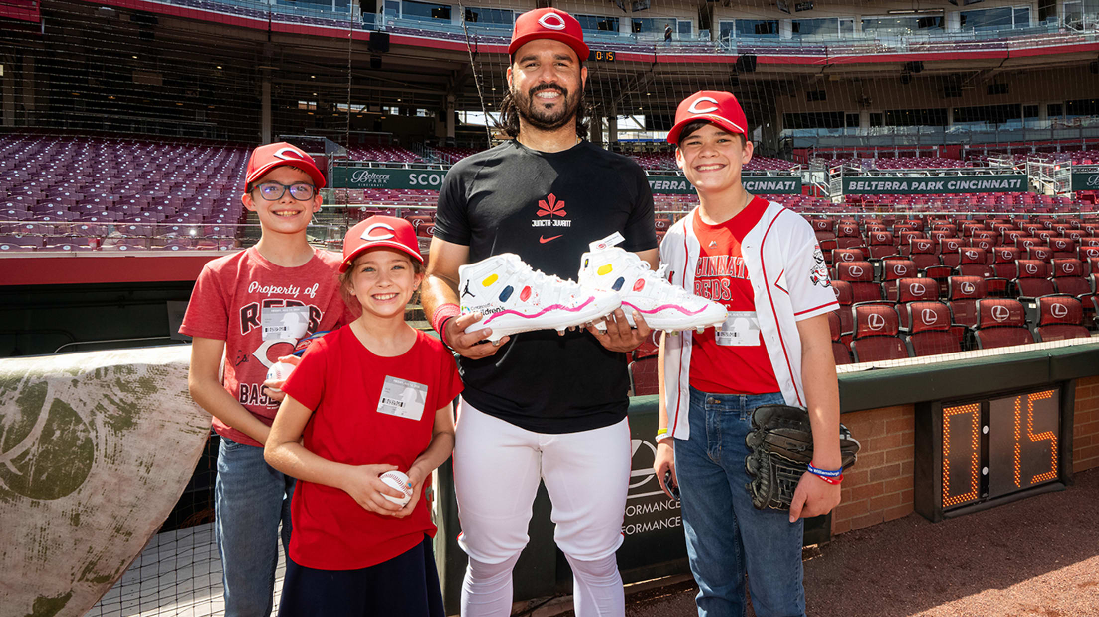 Eugenio Suárez with the siblings who painted his cleats.