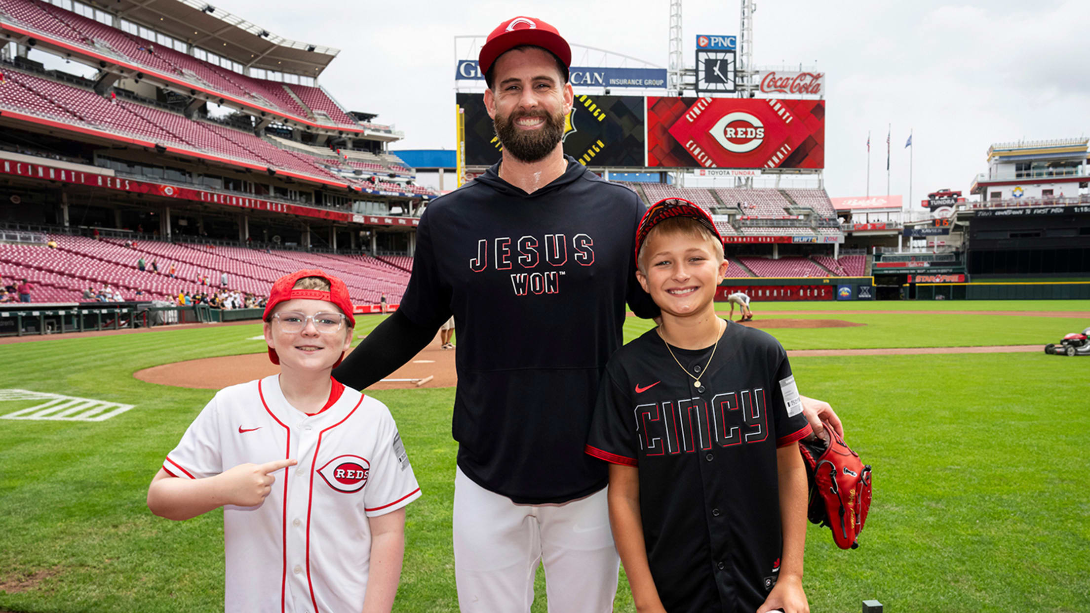 Connor Hyitt and his friend pose with Tejay Antone.