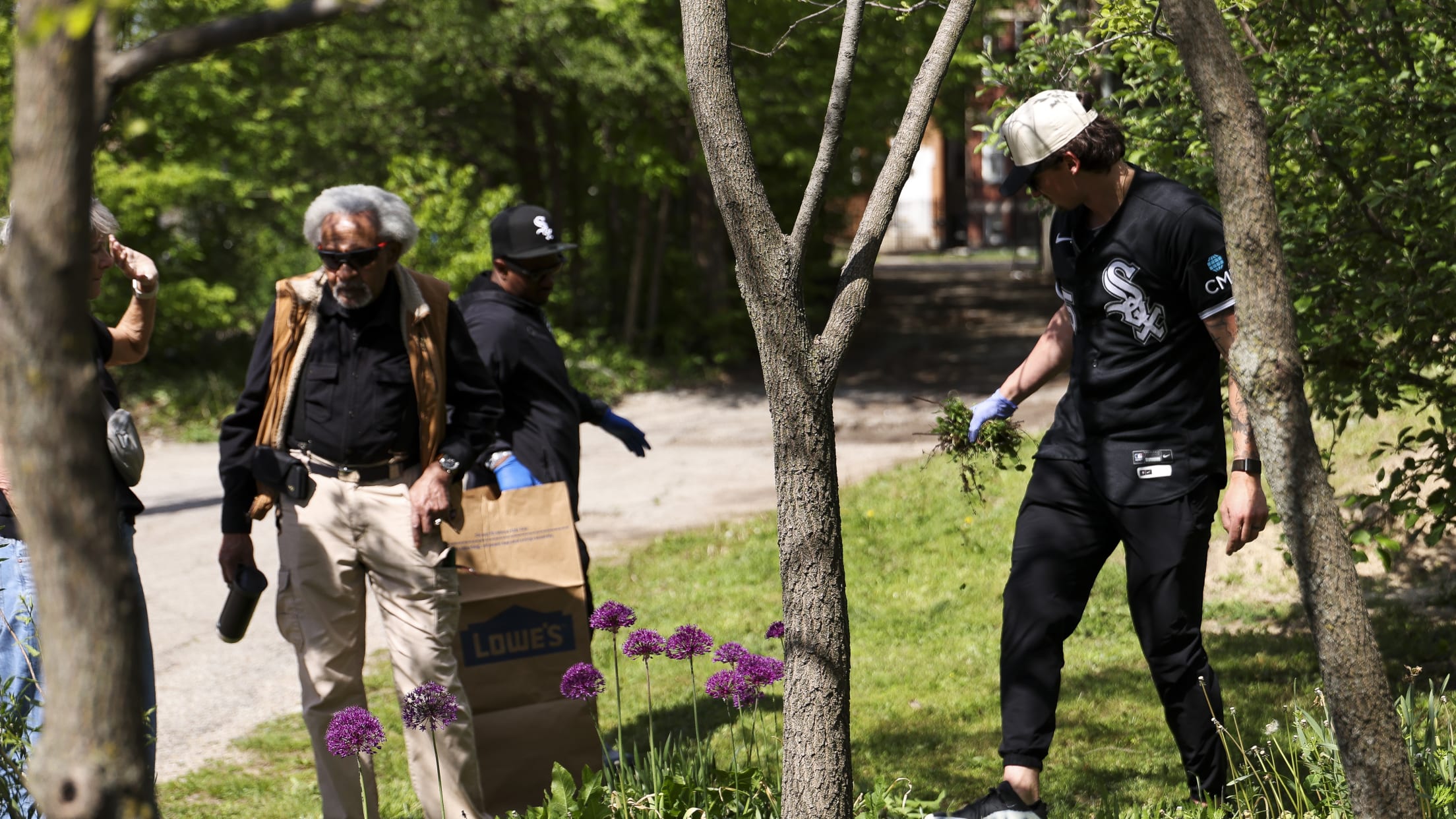 Davis Martin joins Amateur City Elite (ACE) for a day of service at HelloBaby.