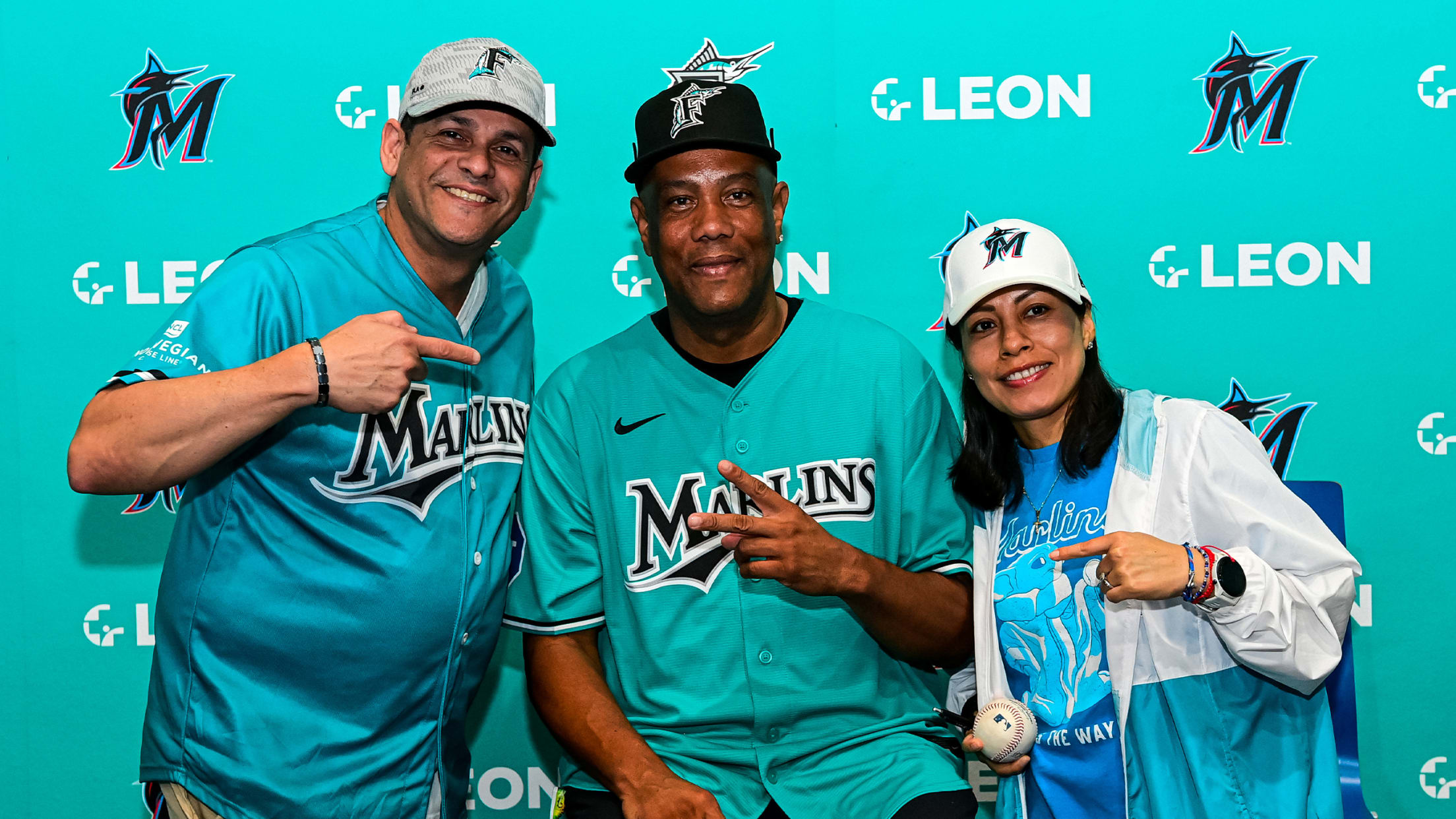 Fans taking a selfie with Marlins alumni