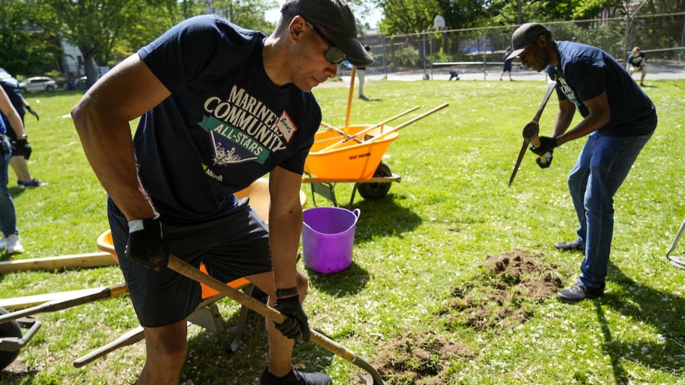 Mariners Community All-Stars volunteering at local park.