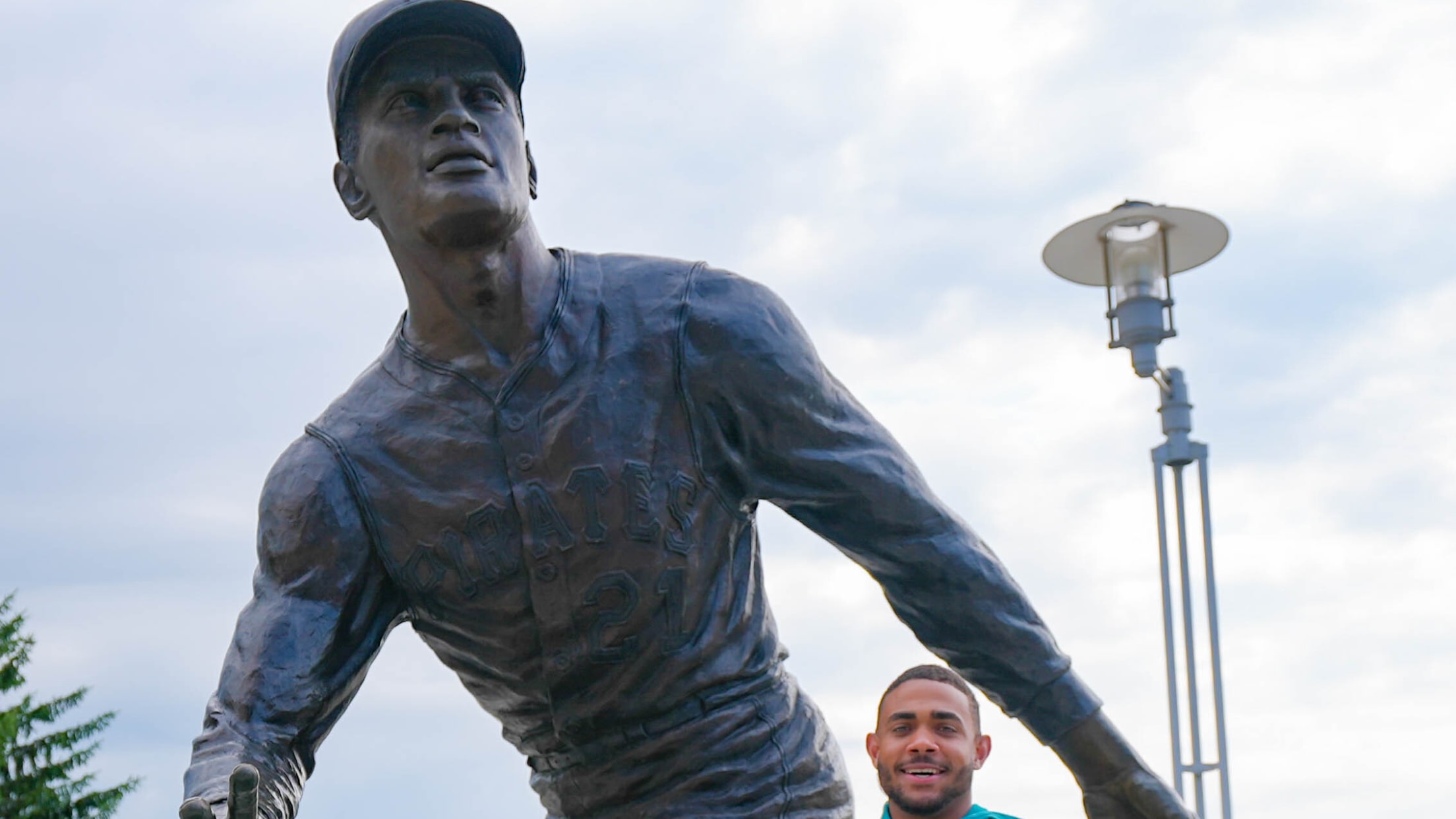 Julio Rodriguez poses with the Roberto Clemente statue in Pittsburgh, Pa.