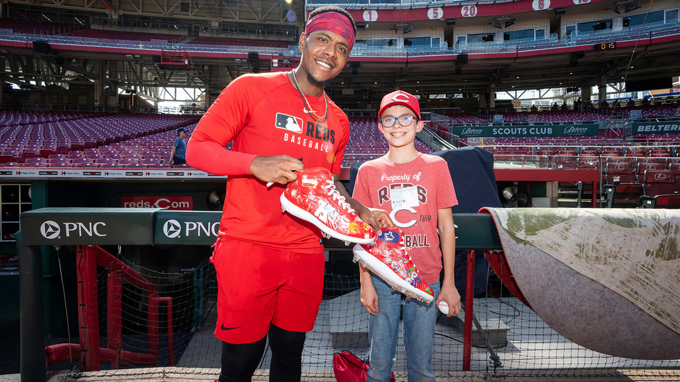 Ke'Bryan Hayes with his cleats and one of the young artists.
