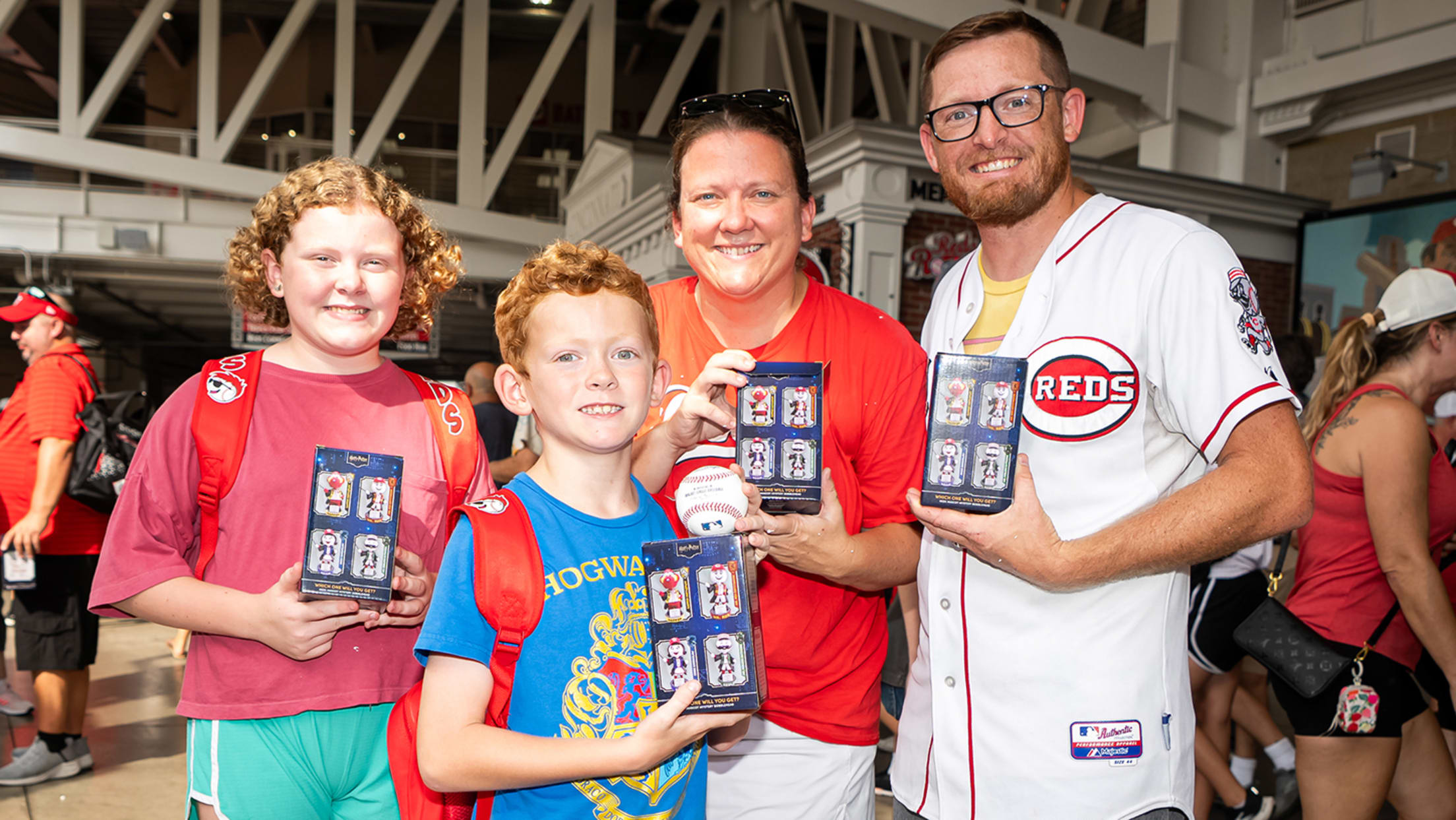 Fans holding their Harry Potter™ bobbleheads.