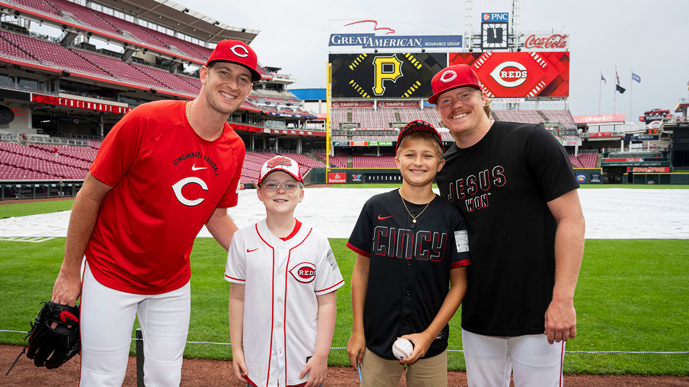 Connor Hyitt and his friend take a photo with Andrew Abbott and Nick Lodolo.