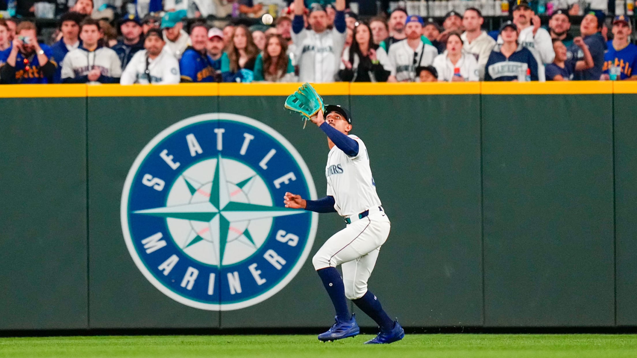 Image of Julio Rodriguez catching ball.