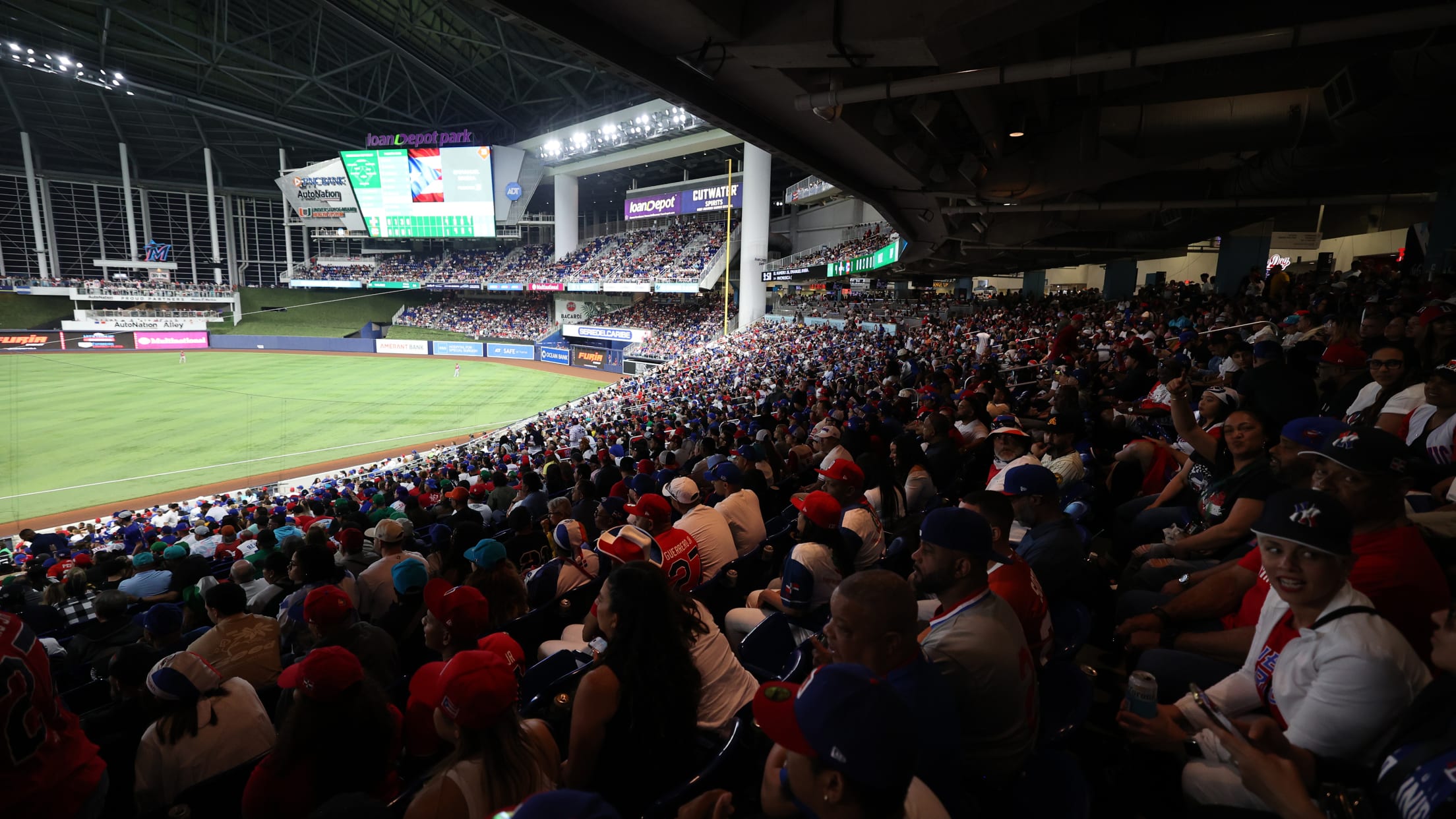 loanDepot park crowd