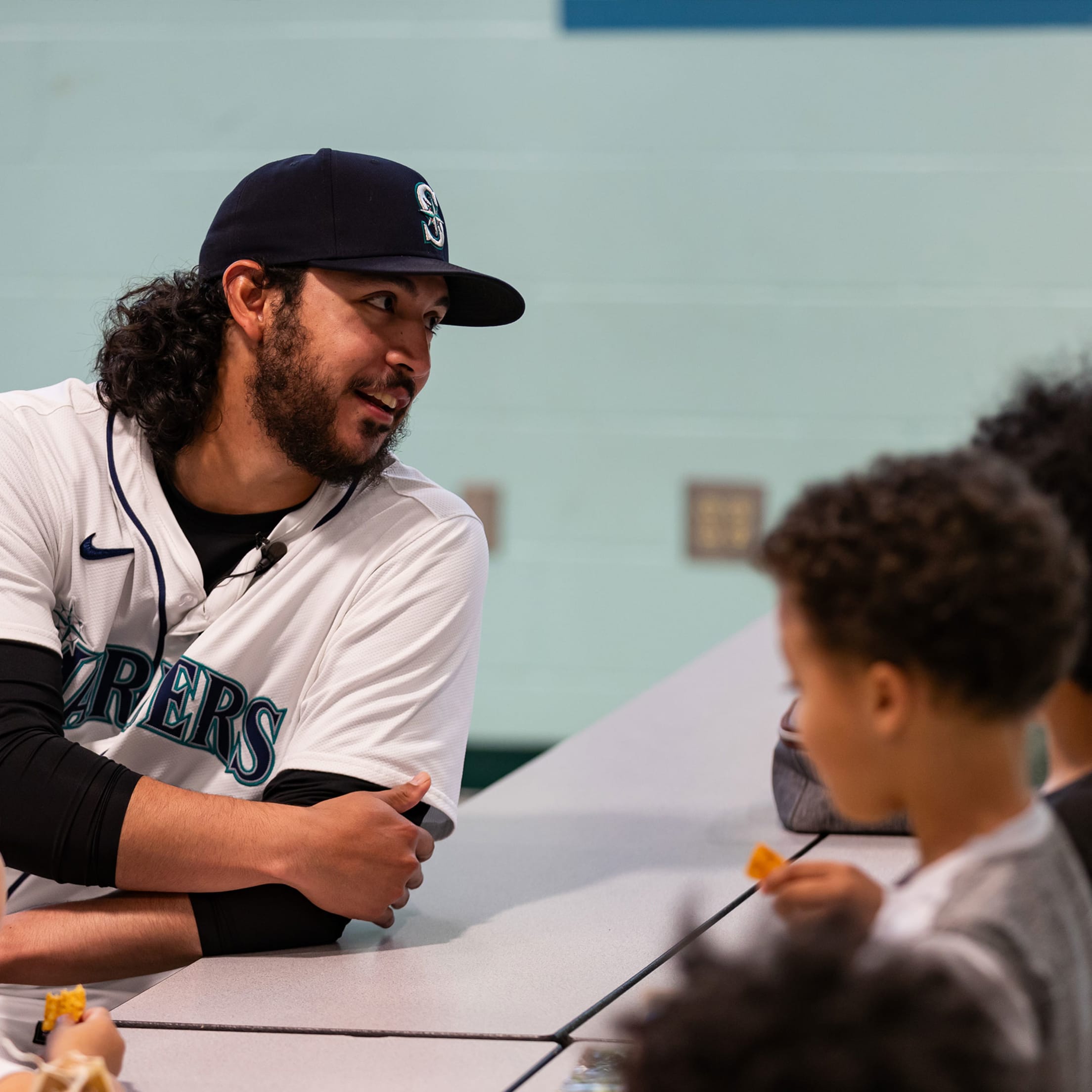 Andrés Muñoz talking with young fans.