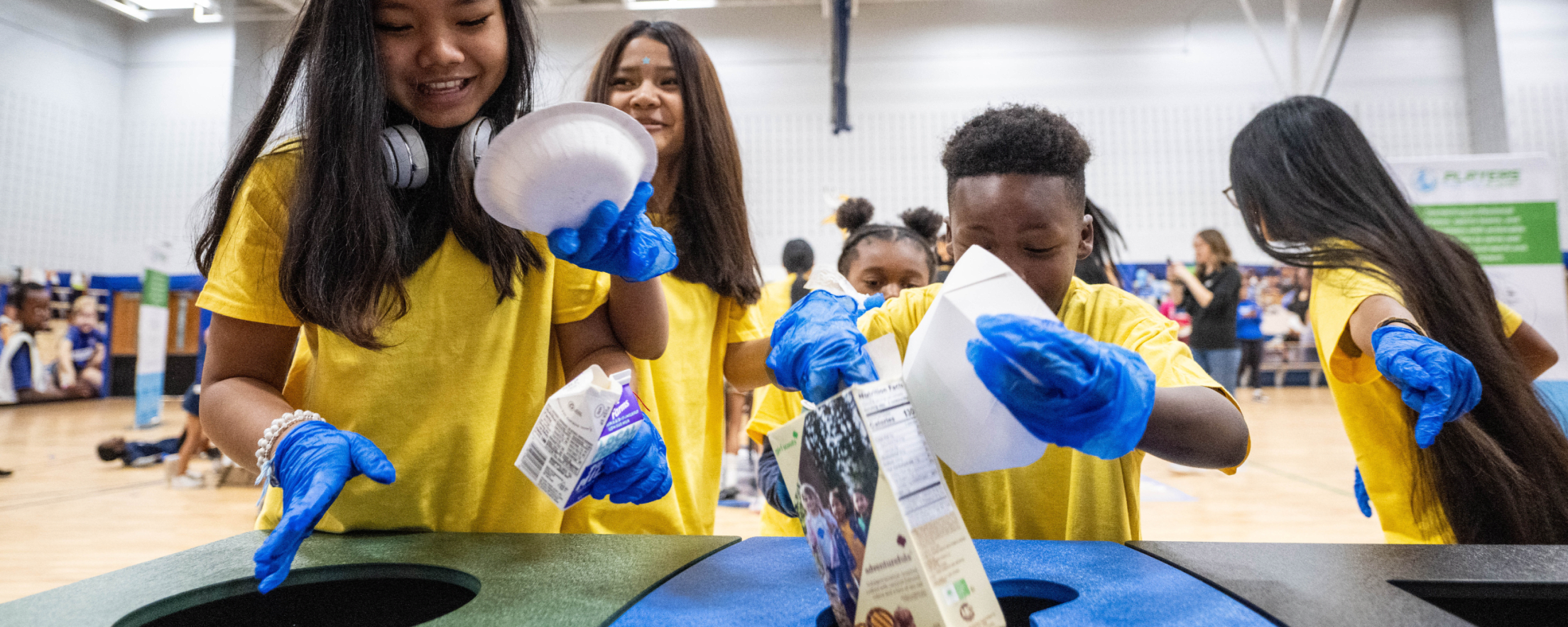 kids sorting recycling