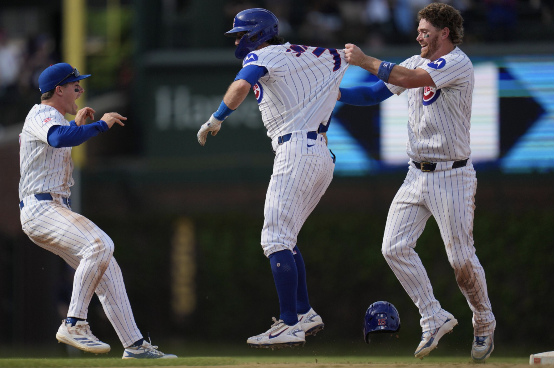 Cubs-players-celebrate-game