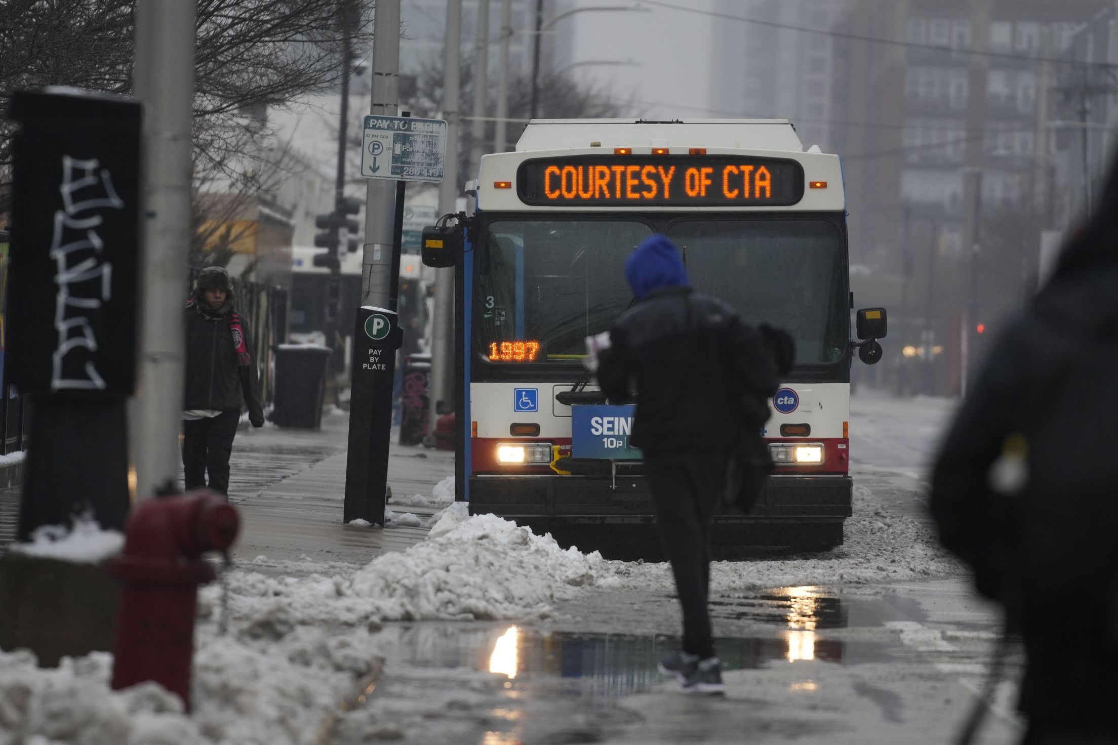 cta-bus-chicago-winter-street
