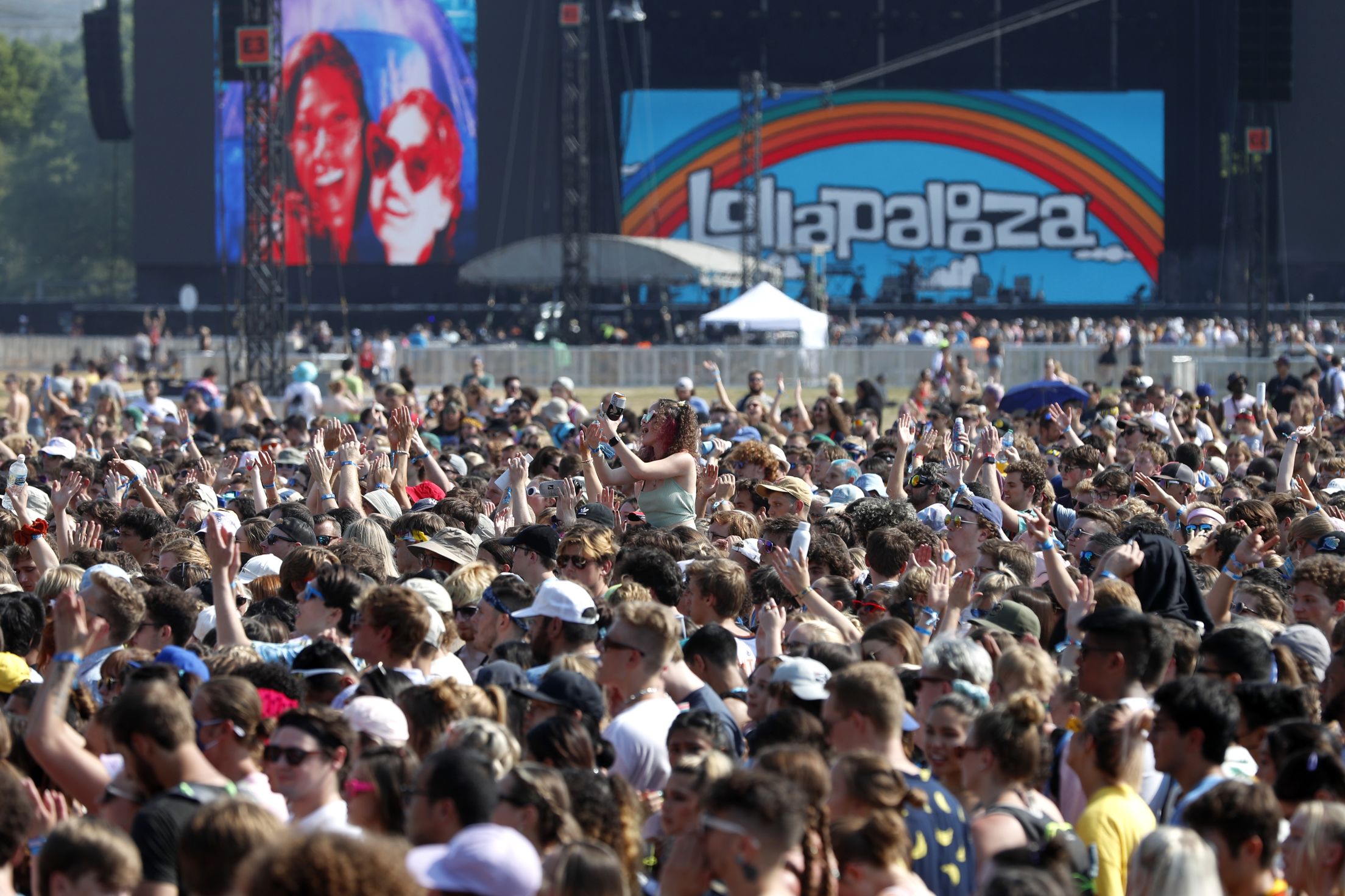 lollapalooza-crowd-raised-hands-stage