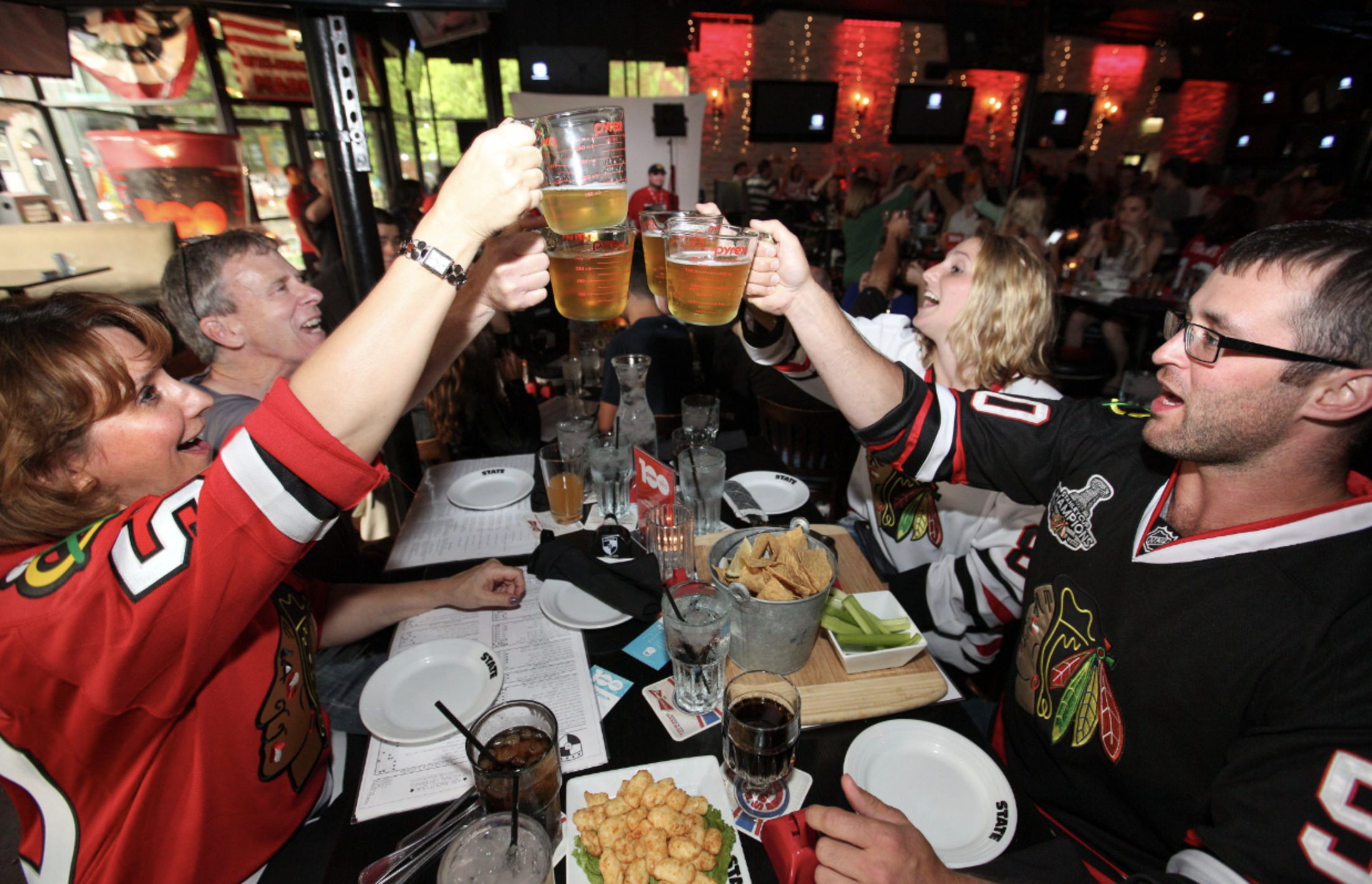 Chicago-Sports-bar-multiple-TV-screens