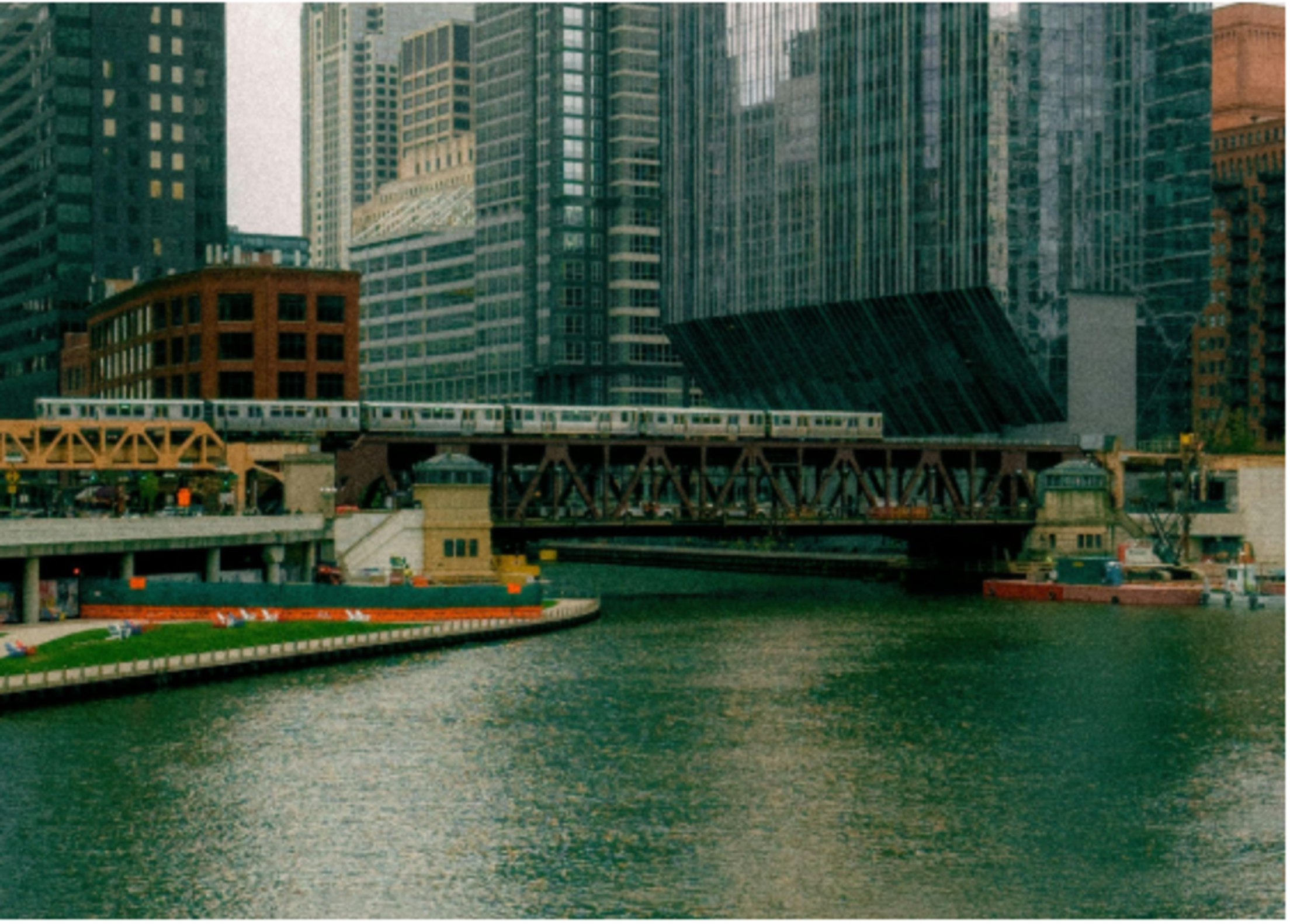 chicago-l-train-crossing-river-bridge