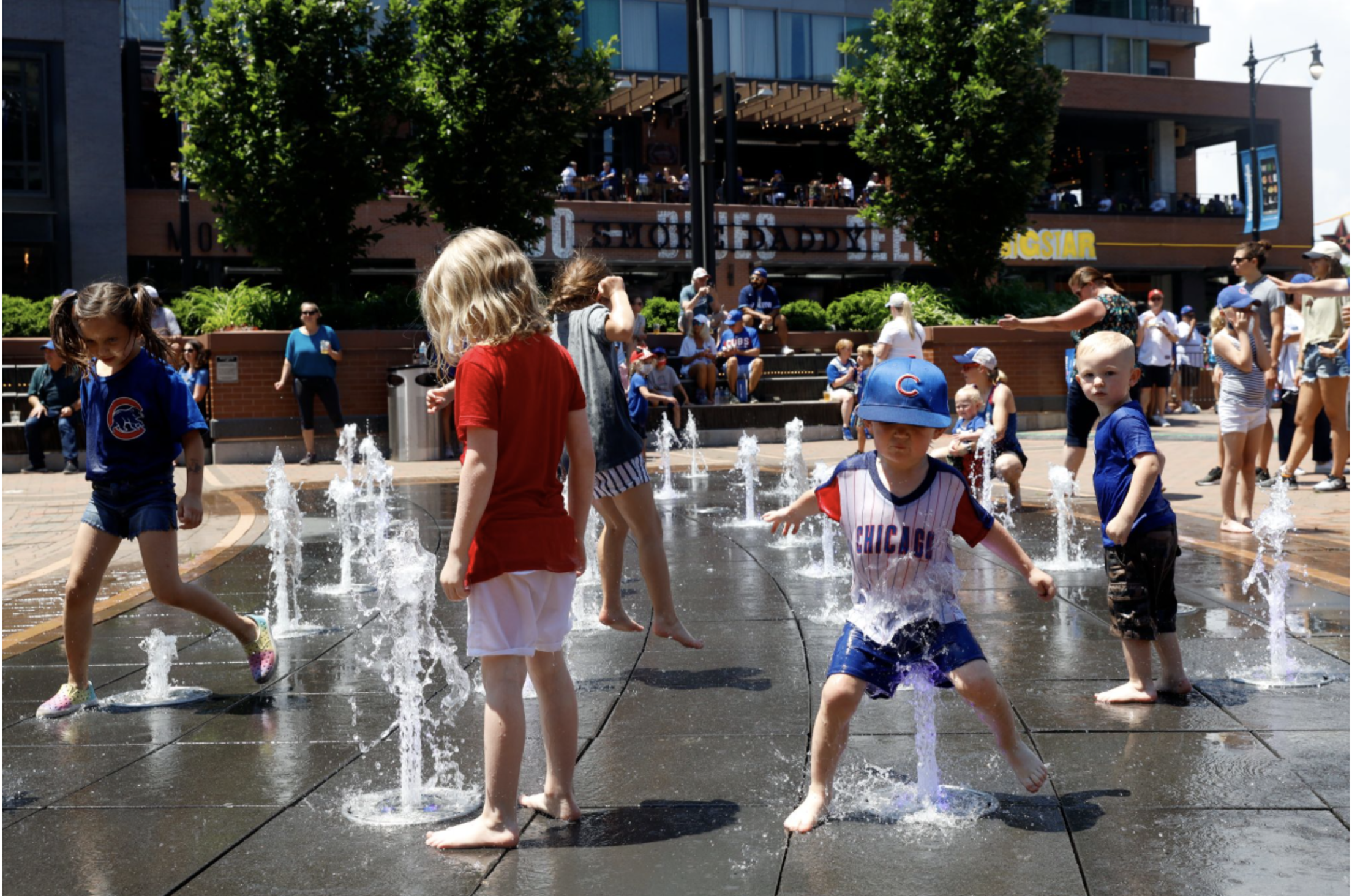 children-playing-in-water-fountains-near-gallagher-way-wrigley-field