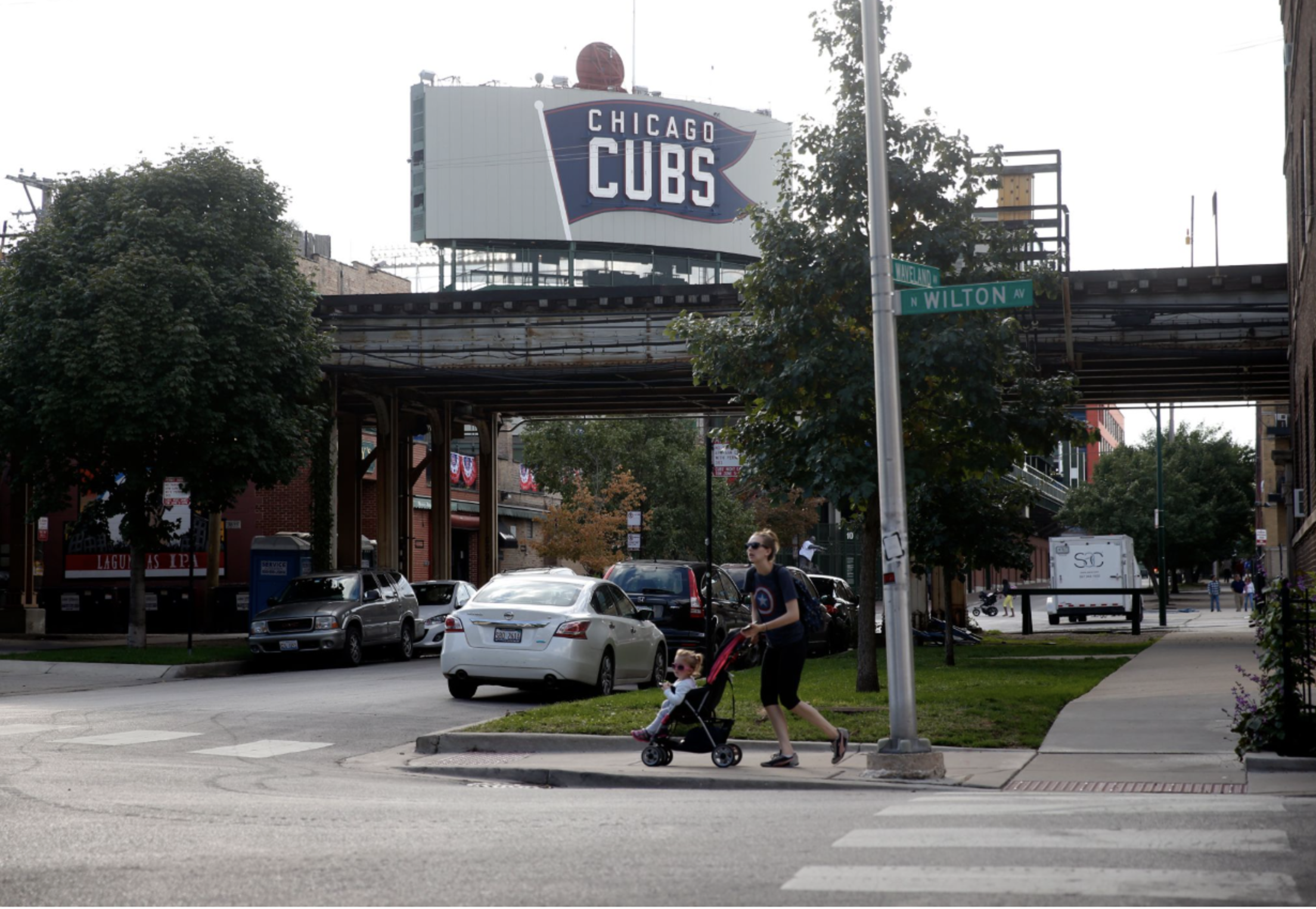 Wrigley-Cubs-sign-exterior